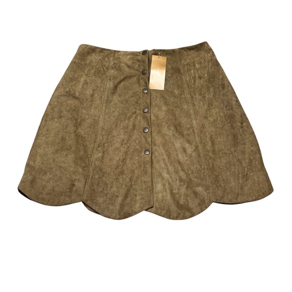 ✨ Blue Rain Faux Suede Mini Skirt Scalloped Snap Button Brown M NWT ✨ - Picture 1 of 5